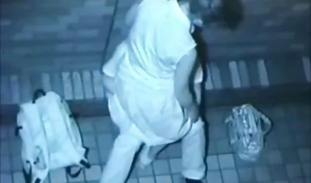 看女同志通过窥视孔淋浴