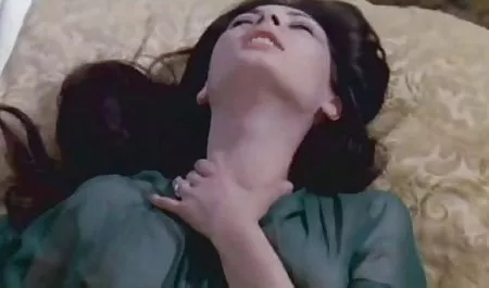 Bratty Ivy抓住了一个年长的家伙