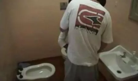 红头发帮助她的女朋友在三人行