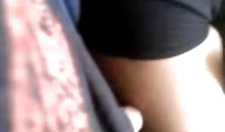 俄罗斯青少年互相学习，而父母不在家
