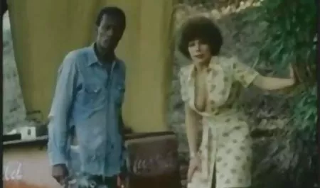 美丽的青少年三叶草舔她最好的朋友猫