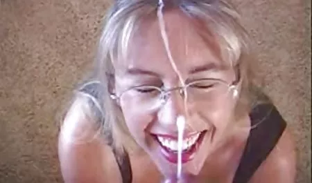 可爱的黑发女朋友Iwia有性感的爱
